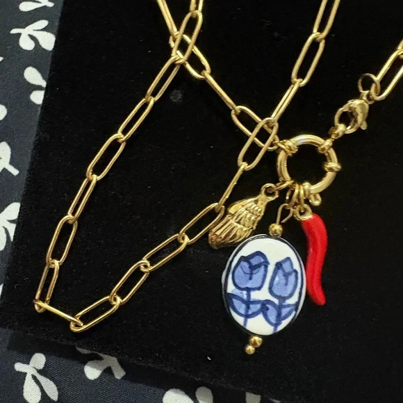 Charmed necklace with red pepper - Picture 3 of 3